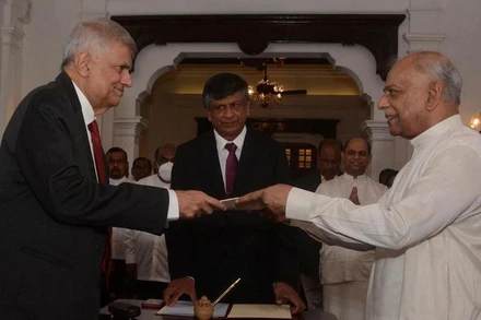 Ông Dinesh Gunawardena tuyên thệ nhậm chức Thủ tướng trước Tổng thống Ranil Wickremesinghe tại Colombo ngày 22/7. (Nguồn: Reuters) 
