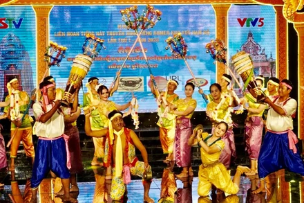 Tiết mục khai mạc liên hoan.