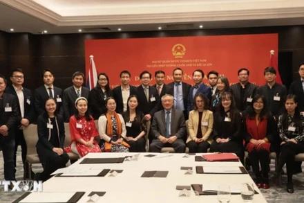 Phó Thủ tướng và Đoàn công tác chụp ảnh lưu niệm với đại diện Hội trí thức Việt Nam tại Anh tham dự buổi gặp gỡ. (Ảnh: Phong Hà/TTXVN)