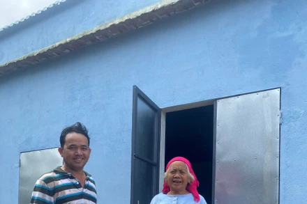 Bí thư chi bộ, Trưởng thôn Hòa Ngãi La Lang Tiến luôn gần gũi, quan tâm thăm hỏi bà con trong buôn làng.