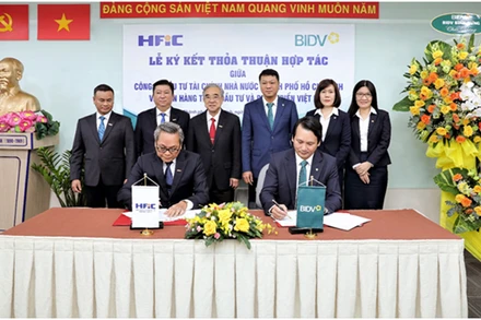 Ông Nguyễn Quang Thanh (Phó Tổng Giám đốc HFiC) và ông Trần Long (Phó Tổng Giám đốc BIDV) đại diện hai đơn vị ký kết thỏa thuận hợp tác.