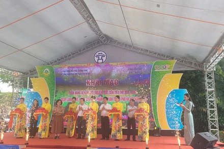 Các đại biểu cắt băng khai mạc tuần hàng tư vấn, giới thiệu và xúc tiến tiêu thụ sản phẩm OCOP, làng nghề, nông sản thực phẩm an toàn thành phố Hà Nội năm 2023