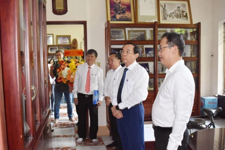 Bí thư Thành ủy Thành phố Hồ Chí Minh Nguyễn Văn Nên tham quan phòng lưu giữ tư liệu, hình ảnh tại gia đình cố Giáo sư, Nhà giáo Nhân dân Trần Văn Giàu (ảnh Đan Như).