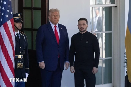 Tổng thống Mỹ Donald Trump (thứ hai, trái) đón Tổng thống Ukraine Volodymyr Zelensky tại Nhà Trắng, ngày 28/2/2025. (Ảnh: THX/TTXVN)