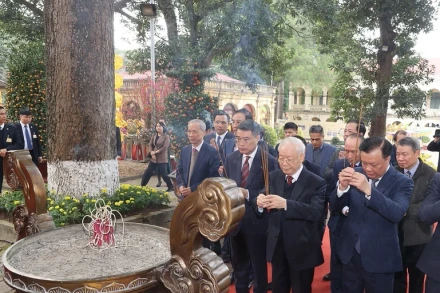 Tổng Bí thư Nguyễn Phú Trọng dâng hương tại Điện Kính Thiên, Khu di tích Hoàng thành Thăng Long - Di sản Văn hóa Thế giới.