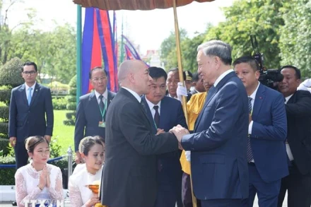 Quốc vương Norodom Sihamoni đón Chủ tịch nước Tô Lâm. Ảnh: TTXVN 