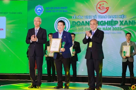 Ông Lâm Quốc Thanh, Tổng Giám đốc SATRA nhận Giấy chứng nhận và Kỷ niệm chương tại Lễ Tôn vinh và trao danh hiệu “Doanh nghiệp xanh Thành phố Hồ Chí Minh năm 2023”. 