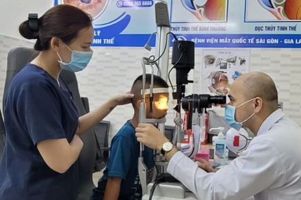 Số lượng trẻ em đến khám đau mắt đỏ tại các bệnh viện chuyên khoa mắt có xu hướng tăng cao. Ảnh:Nguyễn Thảo.