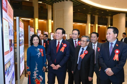 Chủ tịch Quốc hội Vương Đình Huệ và các đại biểu tham quan Triển lãm công tác dân nguyện của Quốc hội qua các thời kỳ.