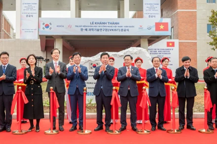 Chủ tịch Quốc hội Vương Đình Huệ, Chủ tịch Quốc hội Hàn Quốc Kim Jin Pyo và các đại biểu thực hiện nghi thức khánh thành trụ sở của VKIST. 