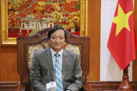 Đại sứ Việt Nam tại Lào Nguyễn Bá Hùng trả lời phỏng vấn phóng viên TTXVN. 