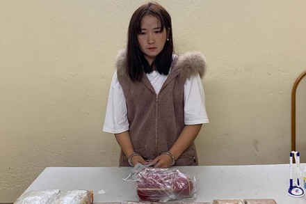 Đối tượng Tráng Thị Khúa cùng số ma túy bị bắt giữ.