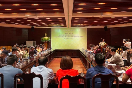 Các đại biểu được chuyên gia hướng dẫn công tác kiểm kê di sản Mo Mường.