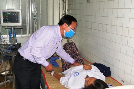 Thăm khám cho bệnh nhân nhiễm sốt xuất huyết tại Bệnh viện đa khoa trung tâm Tiền Giang.