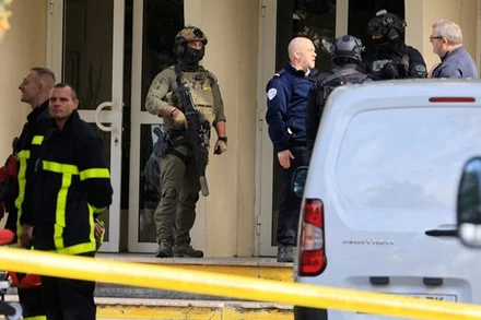 Lực lượng chức năng tại hiện trường vụ việc. (Nguồn: Sky News)