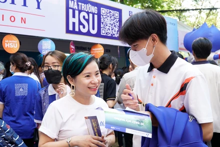 Thí sinh tìm hiểu thông tin về trường tại ngày hội tư vấn tuyển sinh. Ảnh: HSU