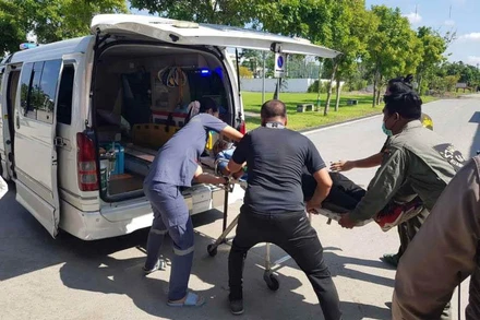 Các nhân viên y tế đưa người bị thương tới bệnh viện. (Ảnh: Bưu điện Bangkok).