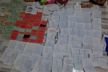 Tang vật thu được tại nơi cư trú các đối tượng. Ảnh: Công an cung cấp.