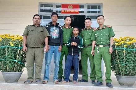 Cháu Đinh Thên đoàn tụ với gia đình sau thời gian bị lạc trong rừng.