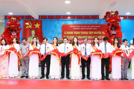 Lãnh đạo tỉnh Ninh Thuận và Ban giám hiệu nhà trường cắt băng khánh thành Trường THPT Nguyễn Trãi. 