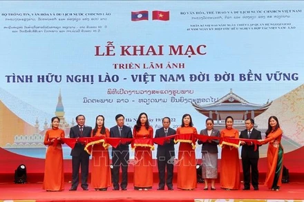 Các đại biểu cắt băng khai mạc triển lãm. (Ảnh: TTXVN)