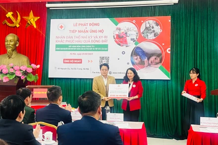 Trung ương Hội Chữ thập đỏ Việt Nam tiếp nhận ủng hộ của các đơn vị, doanh nghiệp.