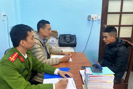 Đối tượng Lê Tuấn Lương tại cơ quan Công an. (ảnh: Công an cung cấp)