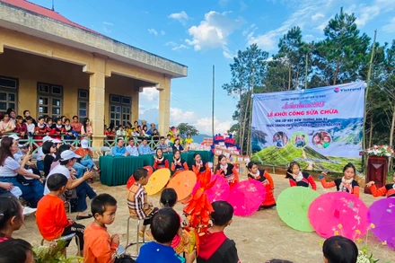 Học sinh của trường TH-THCS Tà Xùa biểu diễn văn nghệ.