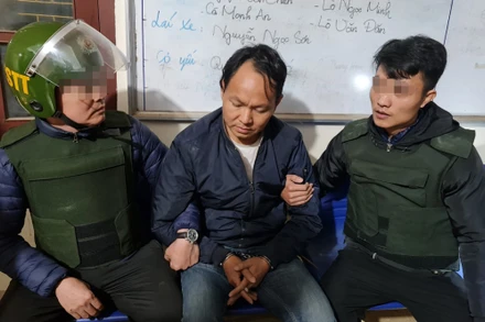 Đối tượng Nguyễn Văn Long (giữa).