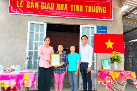 Bà Nguyễn Thị Oanh (ấp Vĩnh Hiệp, xã Vĩnh Thành) nhận nhà tình thương do Tập đoàn Namgroup tài trợ.