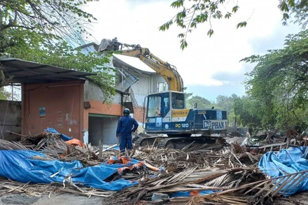 Lực lượng chức năng tiến hành cưỡng chế thu hồi đất để thực hiện xử lý dioxin khu vực sân bay Biên Hòa.