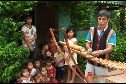 Già làng, Nghệ nhân ưu tú A Plung tận tình với văn hóa dân gian.
