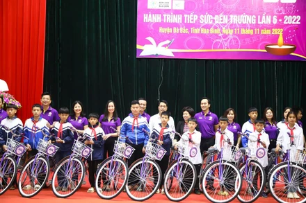 Câu lạc bộ ACE tặng xe tại huyện Đà Bắc.