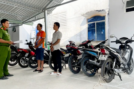 Đối tượng Đặng Xuân Hải và Nguyễn Kim Giàu cùng xe máy trộm cắp.