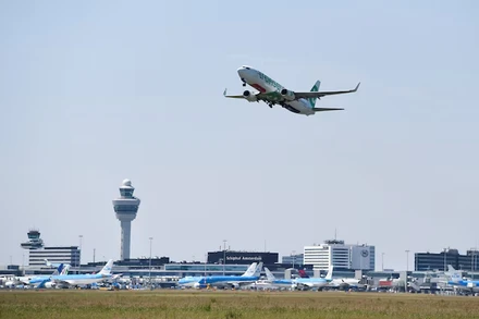 Một chiếc máy bay cất cánh từ Sân bay Schiphol ở Amsterdam, Hà Lan. Ảnh: Reuters
