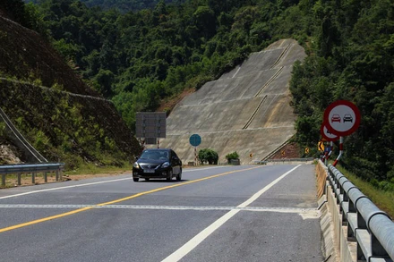 Một đoạn cao tốc La Sơn-Hòa Liên.