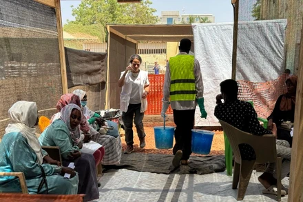 Các nhân viên y tế làm việc tại một trung tâm điều trị bệnh tả, ở Kosti, bang White Nile, Sudan. Ảnh: Tân Hoa xã