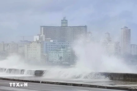 Sóng lớn tràn qua đê biển Malecon bảo vệ thủ đô La Habana. (Ảnh: Mai Phương/ TTXVN)