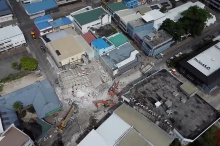 Một tòa nhà bị sụp đổ sau trận động đất mạnh ở Port Vila, Vanuatu. (Ảnh: Reuters)