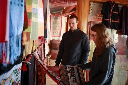 Du khách quốc tế đến thăm quan và trải nghiệm tại bản Hoa Tiến , xã Châu Tiến (Quỳ Châu), ngày một nhiều. Ảnh Đình Phượng