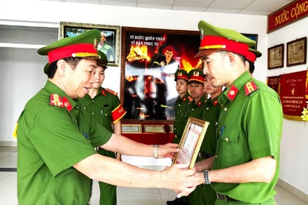 Lãnh đạo Công an tỉnh Đắk Lắk khen thưởng các tập thể, cá nhân Cảnh sát Phòng cháy chữa cháy và cứu nạn cứu hộ tham gia cứu nạn.