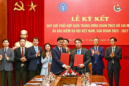 Các đồng chí Bùi Quang Huy, Ủy viên dự khuyết Trung ương Đảng, Bí thư thứ nhất Trung ương Đoàn và Nguyễn Thế Mạnh, Tổng Giám đốc Bảo hiểm Xã hội Việt Nam trao biên bản ký kết phối hợp tại buổi lễ.