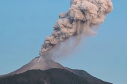 Núi lửa Kanlaon hoạt động. Ảnh: Suryaa.