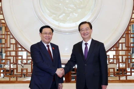 Bí thư Tỉnh ủy Vân Nam Vương Ninh đón Chủ tịch Quốc hội Vương Đình Huệ. (Ảnh: TTXVN)