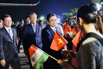 Cán bộ, nhân viên Đại sứ quán Việt Nam tại Ấn Độ đón Thủ tướng Phạm Minh Chính tại Sân bay quân sự Palam ở Thủ đô New Delhi. 