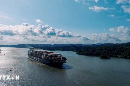 Tàu hàng di chuyển qua kênh đào Panama. (Ảnh: THX/TTXVN)