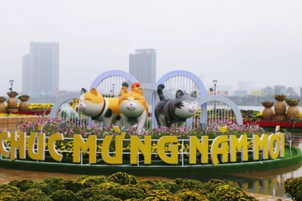 Linh vật mèo tại đường hoa xuân Đà Nẵng. 