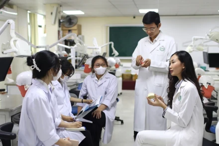 Sinh viên Trường đại học Y Dược trong giờ thực hành.