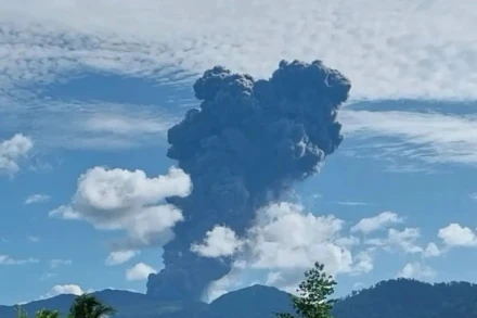 Núi lửa Dukono hoạt động gây ra cảnh báo hàng không. (Ảnh: np.polri.go.id/TTXVN