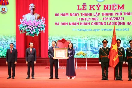 Phó Chủ tịch nước Võ Thị Ánh Xuân trao Huân chương Lao động hạng Nhất tặng Đảng bộ, chính quyền và nhân dân các dân tộc thành phố Thái Nguyên.